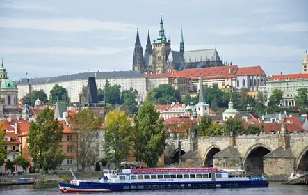 Best of Prague by foot and bus with river cruise and Prague Castle