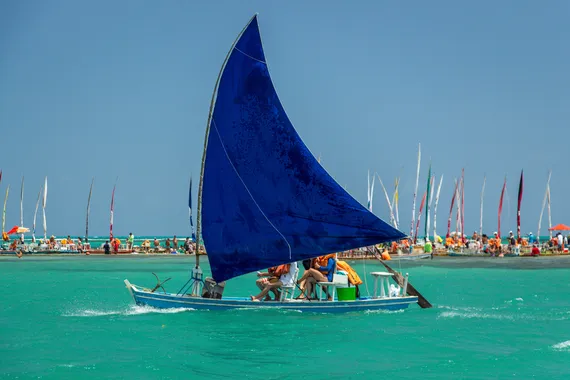 Tradicional jangada que leva os turistas para ver os corais da bela praia de Pajuçara, Maceió