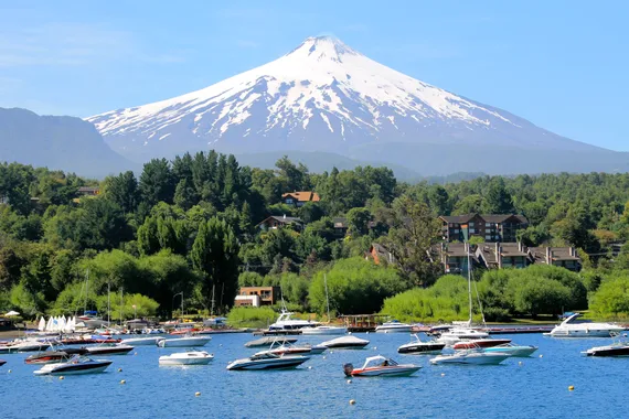 Lago Villarica com fundo do Vulcão Villarica, em Pucón