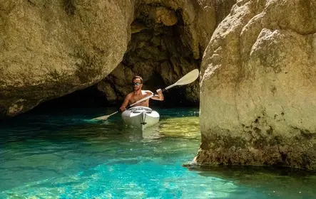 Passeio de caiaque em Capri: cavernas e praias