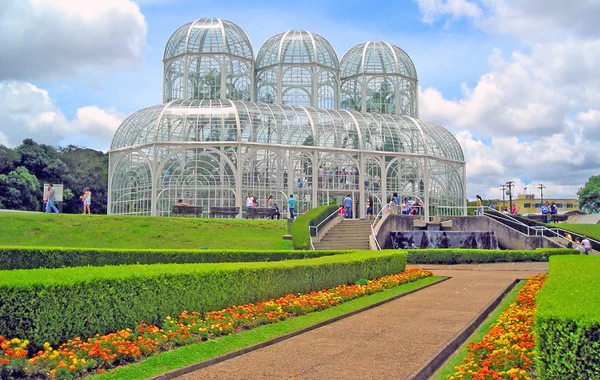 O Jardim Botânico de Curitiba conta com duas estufas: A principal é de estrutura metálica e vidro