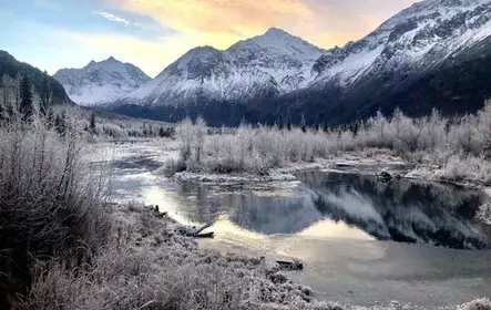 Caminata por el bosque y el valle invernal del parque estatal Chugach