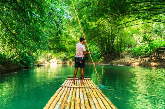 Homem Remando em Jangada de Bambu, Montego Bay, Jamaica