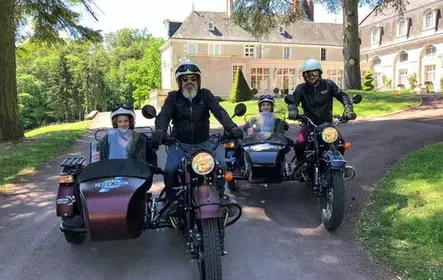Passeio retro clássico de sidecar de Tours