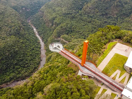 Vista de cima da plataforma de vidro, no Skyglass